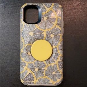 iPhone 11 otterbox Popsocket case